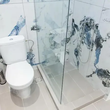 Ypsilon Iconicathenshome 140m2 Family & Pet Friendly Luxurious 3 Bdm Apt, Acropolis 10 Min Taxi Drive For 8 Euro, Quiet Central Neighborhood, Shopping 2 Min Walk, Fast Wifi, Free Parking, Park With Running Track, Across The Street *