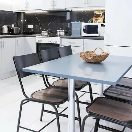 Ypsilon Iconicathenshome: Luxurious 3-bedroom Near Acropolis Athens